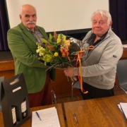 Hans van der Heijden gestopt als secretaris en krijgt een bloemetje van voorzitter Henk Knol.