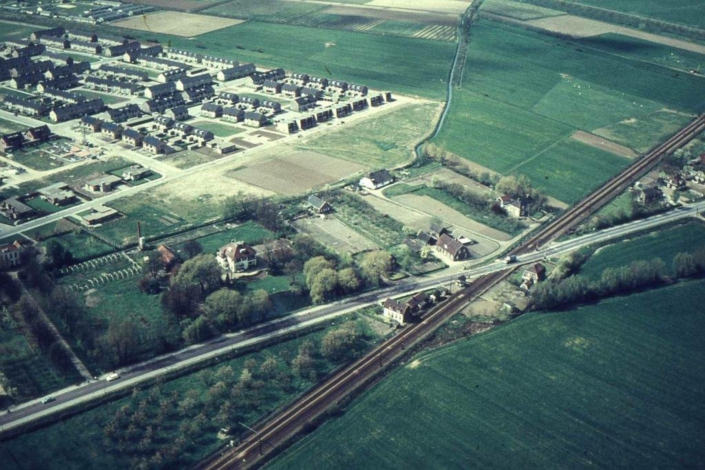 Luchtfoto van de Arnhemse Overweg met erachter de Haydnstraat.
