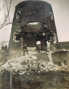 De afbraak van de molen De Hoop in 1947.