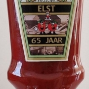 Fles Heinz-ketchup met opdruk "Heinz Elst 65 jaar".