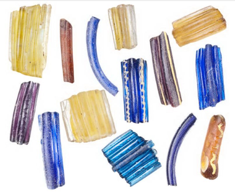 Fragmenten van glazen armbanden uit de ijzertijd, gevonden in Lent.